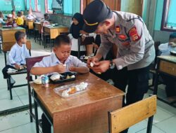 Program Presiden RI, Satbinmas Polres Musi Rawas Bagikan Makan Sehat dan Bergizi