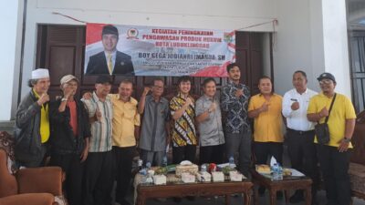 Fhoto: anggota DPRD bersama masyarakat 
