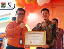 Kepala Diskominfotiksan Lubuk Linggau Terima Piagam Penghargaan dari BPS