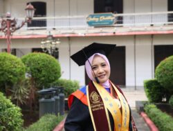 ‎Dekan Fisip Unmura Dr. Eva Kurnia Farhan, S.IP., M.PA Raih Predikat Cumlaude Peringkat 2 pada Wisuda Doktor Undip
