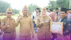 Apel Pagi, Bupati Berikan Piagam Penghargaan Bagi ASN Purna Tugas