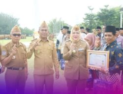 Apel Pagi, Bupati Berikan Piagam Penghargaan Bagi ASN Purna Tugas