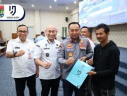 Wali Kota Lubuk Linggau Bagikan SK Juru Parkir dan Serahkan Santunan BPJS Ketenagakerjaan
