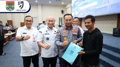 Wali Kota Lubuk Linggau Bagikan SK Juru Parkir dan Serahkan Santunan BPJS Ketenagakerjaan